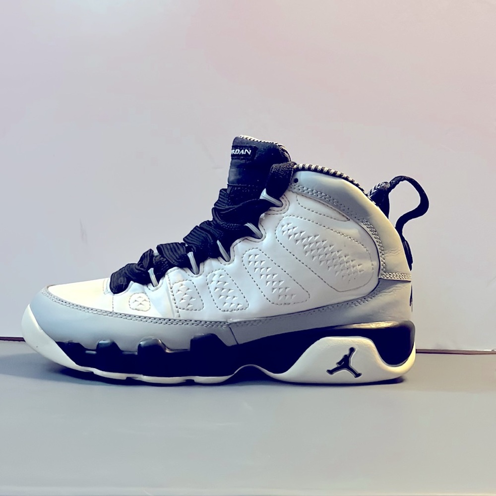 Single left leg Nike for amputee very likely used size 5.5 Y.